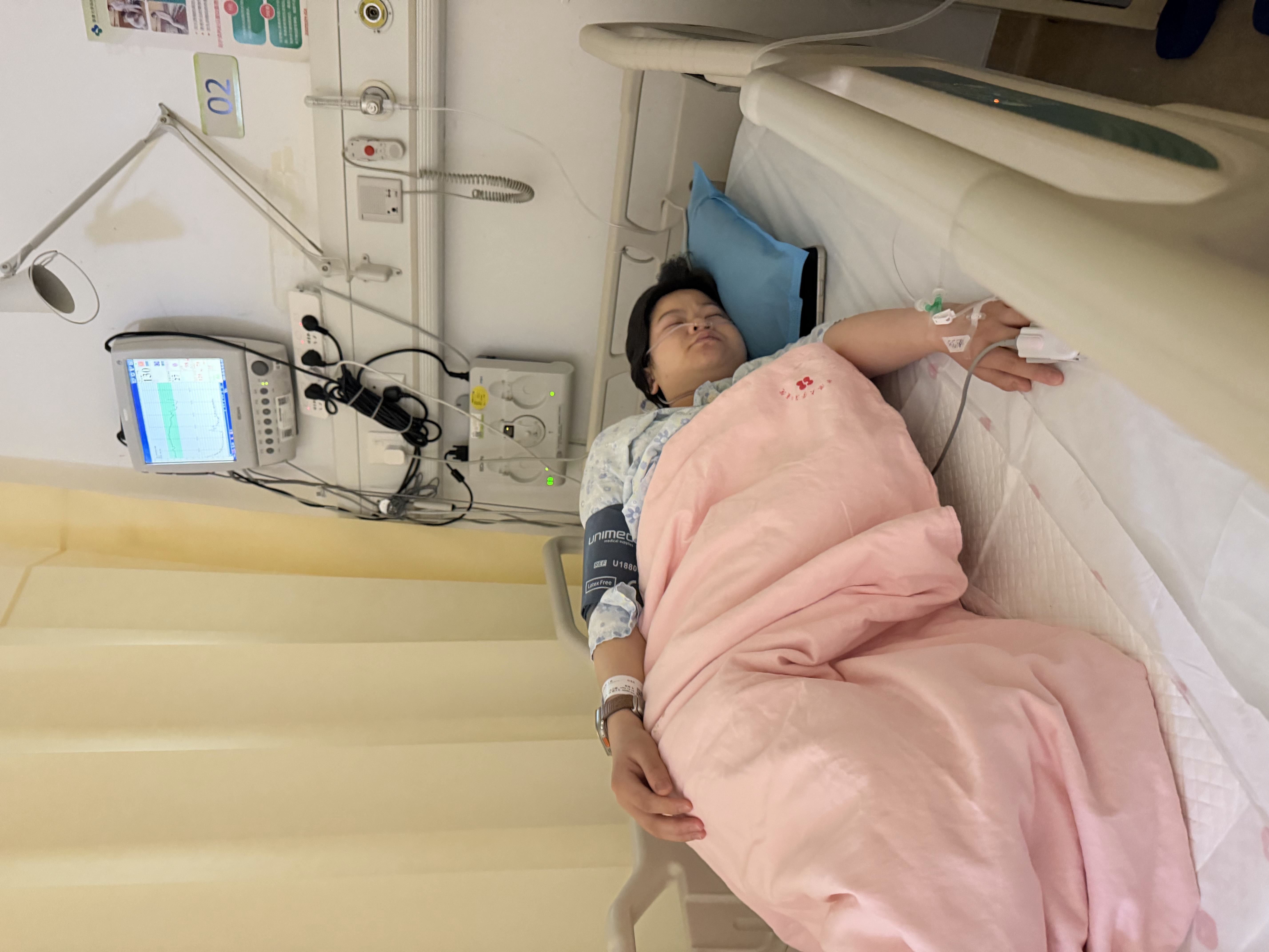妈妈在产后病房休息